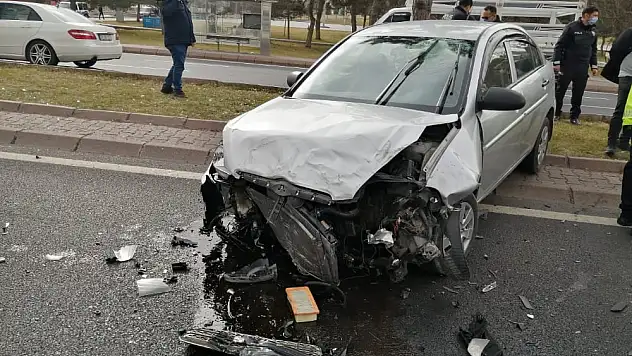 SON DAKİKA! OSMAN KAVUNCU CADDESİ'NDE KAZA: 3 YARALI