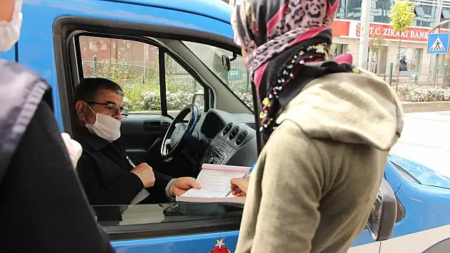 SOSYAL MESAFEYİ HİÇE SAYAN DİLENCİLER KISKIVRAK YAKALANDI