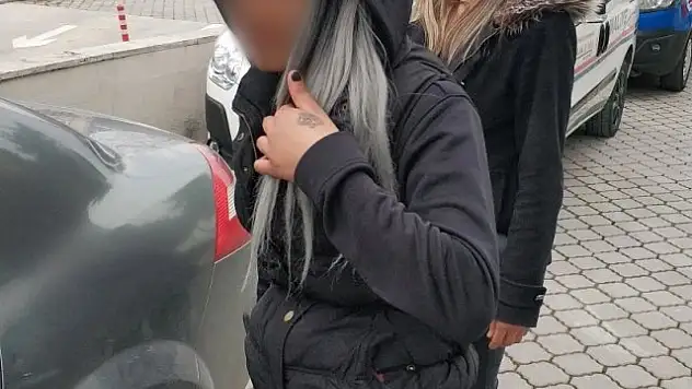 Şüphe Üzerine Arandı! Genç Kızın Çantasından Çıkanlar Polisi Bile Şaşırttı