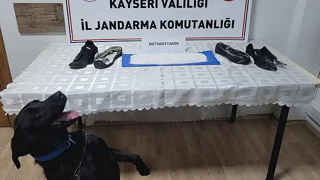 ŞÜPHELİNİN AYAKKABISINDAN UYUŞTURUCU MADDE ÇIKARILDI