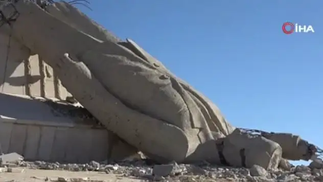 Suriye'de halkın yıktığı Hafız Esad'ın dev heykelinden geriye enkazı kaldı