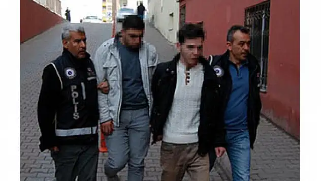 Suriyeli 2 kişi, sahte 4 bin dolarla yakalandı