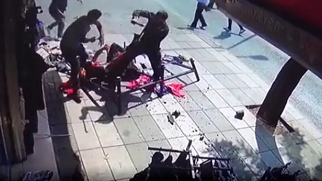 SURİYELİLER KILIÇ,PALA VE BIÇAKLA DEHŞET SAÇTI: 1 ÖLÜ,7 YARALI