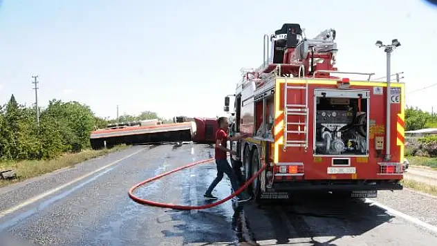Sürücü arı sokunca bayıldı, tanker devrildi