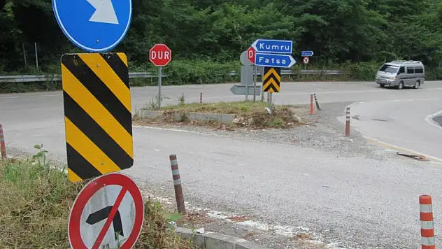 Sürücülerin kafası karışıyor! Kavşakta tam 29 tabela var