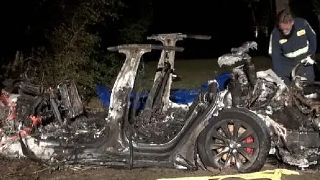 SÜRÜCÜSÜZ TESLA AĞACA ÇARPIP KÜLE DÖNDÜ!