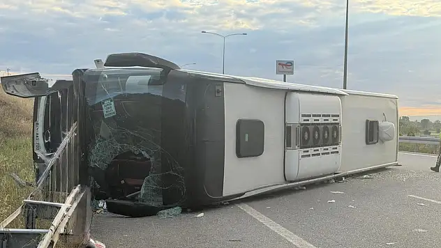 Susurluk'ta yolcu otobüsü devrildi: 25 kişi yaralandı