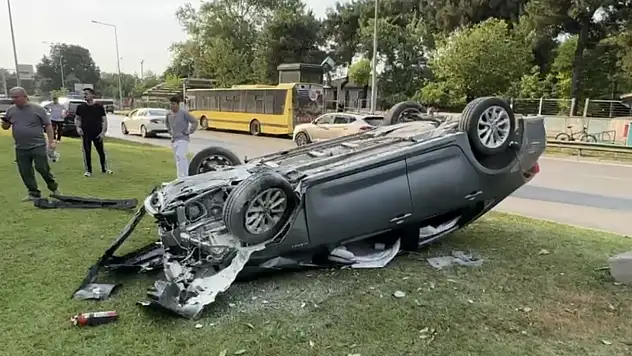 Takla atan araçtan burunları kanamadan çıktılar