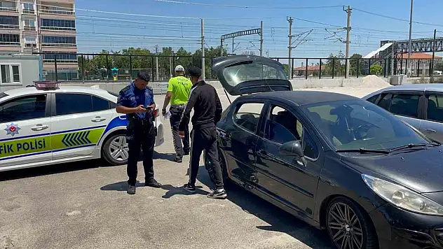 Taksiciler müşteri kılığına girdi, korsan taksiciyi yakalattı