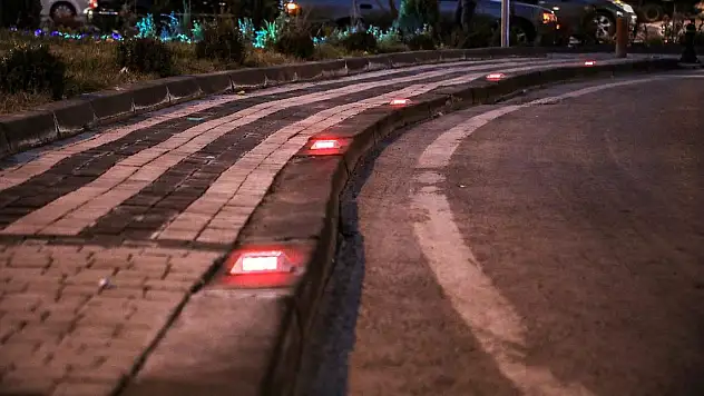 TALAS'IN KAVŞAKLARINA IŞIKLI REFLEKTÖRLER KONUYOR