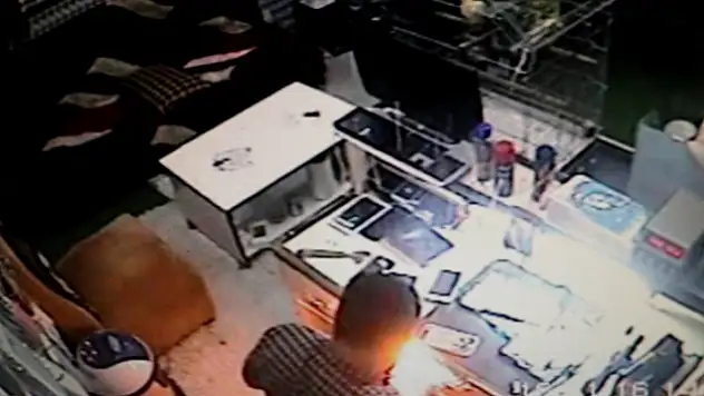 Tamir ettiği tablet elinde patladı