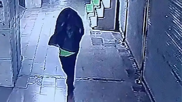 Başına çöp poşeti geçirip yangın çıkaran şahıs kameralara yakalandı