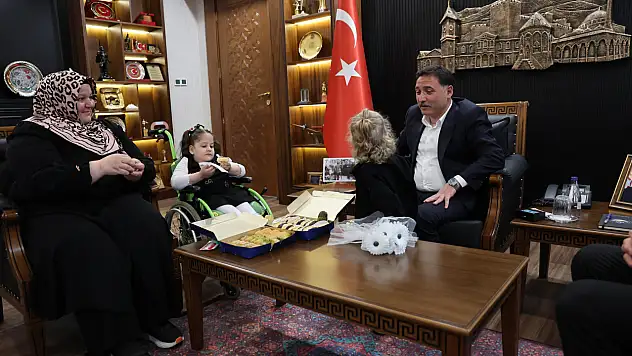 Tatlı isyanı olan Rüveyda'ya Vali Çiçek'ten gönül alan davet