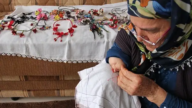 Tek eliyle 'iğneyle kuyu kazıyor'