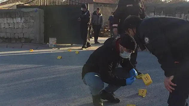 TEKSAS DEĞİL, KAYSERİ! 4 ŞAHIS, BİR EVE KURŞUN YAĞDIRDI