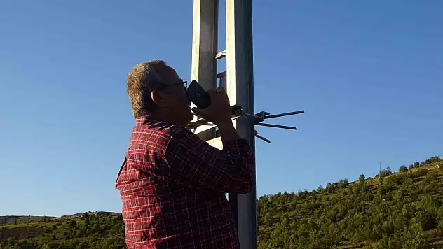 Telefon çekmeyen mezrada vatandaşlar elektrik direğine çıkıyor