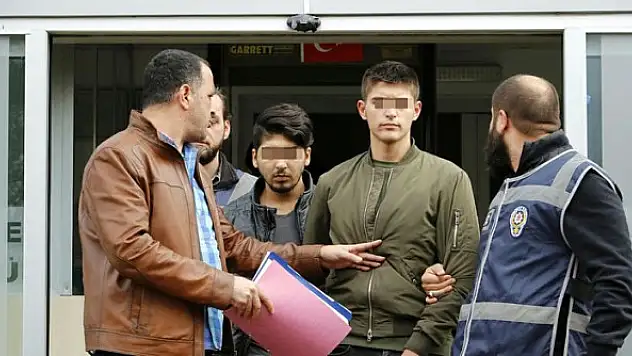 Telefonla Rahatsız Edilen Genç Kadın, İki Arkadaşına Eski Sevgilisini Öldürttü