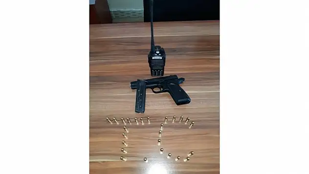 Telsiz ve silahla yakalanan 3 kişi gözaltına alındı