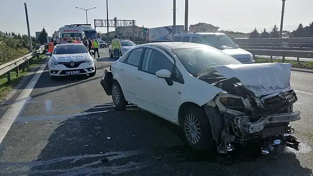 TEM OTOYOLU'NDAKİ KAZADA OTOMOBİL HURDAYA DÖNDÜ: 1'İ AĞIR 3 YARALI