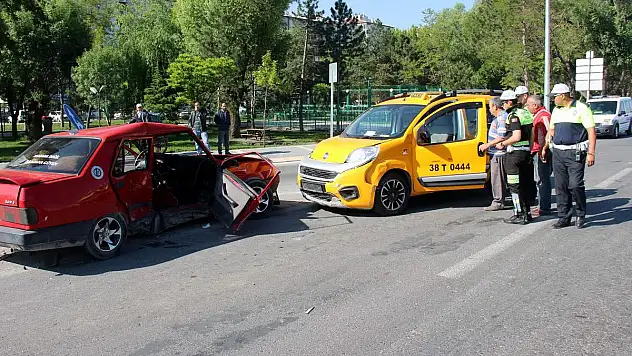 Ticari taksi ile otomobil çarpıştı: 5 yaralı