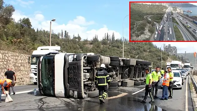 TIR DEVRİLDİ, 5 KİLOMETRELİK ARAÇ KUYRUĞU OLUŞTU