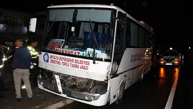 TIR, DURAKTAKİ MİNİBÜSE ÇARPTI: 1 YARALI
