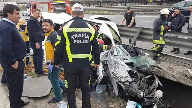 TIR ile minibüs çarpıştı, vali ve kaymakamların eşleri yaralandı