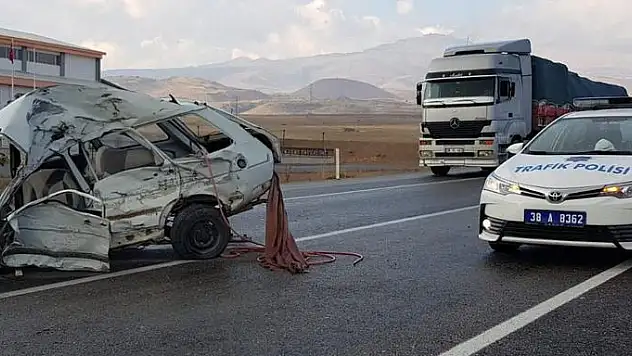 TIRIN ÇARPTIĞI OTOMOBİL İKİYE BÖLÜNDÜ: 1 ÖLÜ