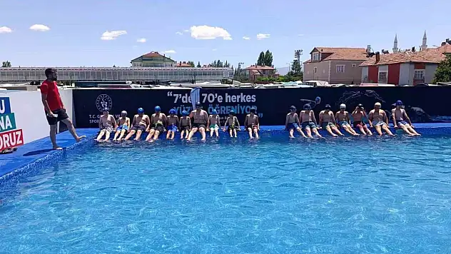 Tomarza Yaz Spor Okulları'nda yüzme heyecanı devam ediyor