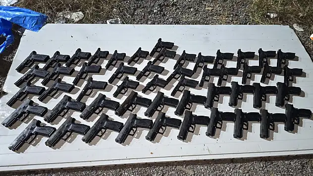 Toprağa gömülü kompresör tankında 20 silah ele geçirildi