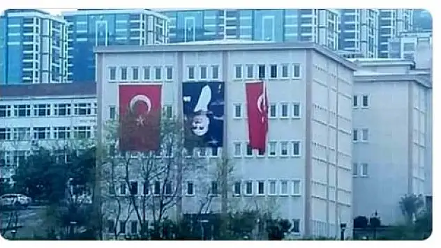 TRABZON'DA KAMU BİNASINA ATATÜRK'ÜN PORTRESİ TERS ASILDI, SOSYAL MEDYA KARIŞTI