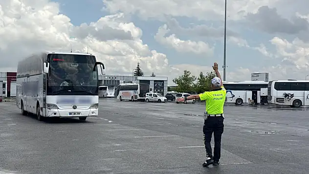 Trafik ekipleri bayram öncesi otogarda: Emniyet kemeri hayat kurtarır