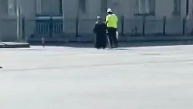 TRAFİK POLİSİNDEN YAŞLI VATANDAŞA YARDIM ELİ