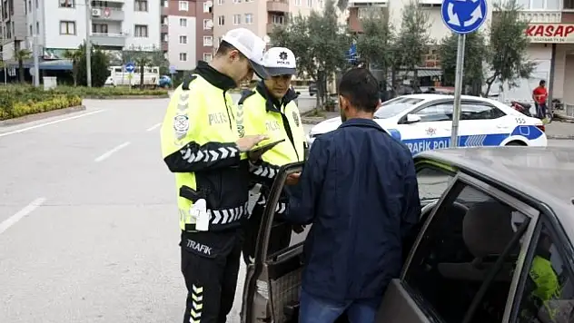 TRAFİKTE ARACINDA SİGARA İÇENLERE CEZA KESİLDİ