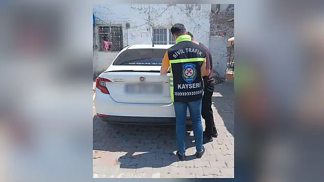 Trafikte araçtan inerek, otomobili tekmeleyen sürücüye 180 bin TL ceza yazıldı