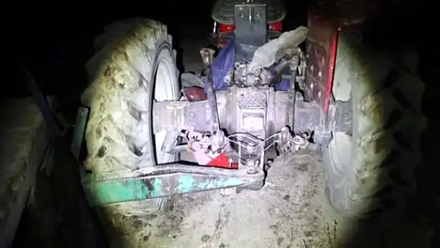 TRAKTÖR TIRLA ÇARPIŞTI: 1 ÖLÜ, 2 YARALI