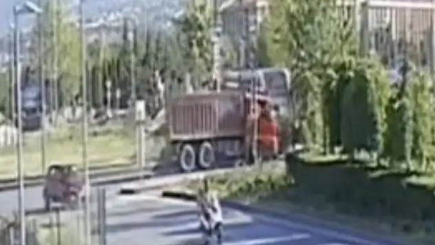 Tramvay ve kamyonun çarpıştığı kaza kamerada