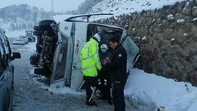 TURİSTLERİ TAŞIYAN MİDİBÜS DEVRİLDİ: 25 YARALI