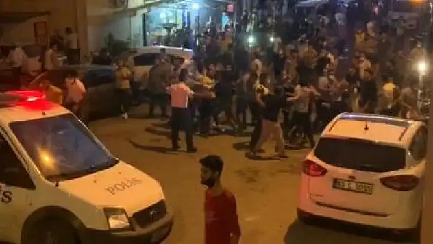 TÜRK BAYRAĞI'NI İNDİRME GİRİŞİMİ BİR İLÇEYİ AYAĞA KALDIRDI