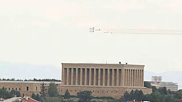 Türk Yıldızları'ndan Ankara semalarında prova uçuşu
