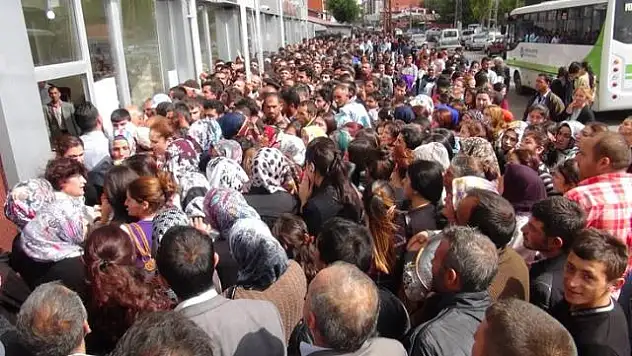 TÜRKİYE'DEKİ İŞSİZ SAYISI 303 BİN AZALDI