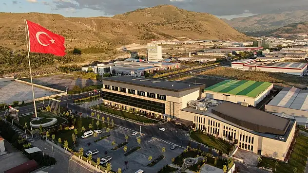 TÜRKİYE'NİN EN BÜYÜK BAYRAK DİREKLERİNDEN BİRİ KAYSERİ OSB'YE DİKİLDİ