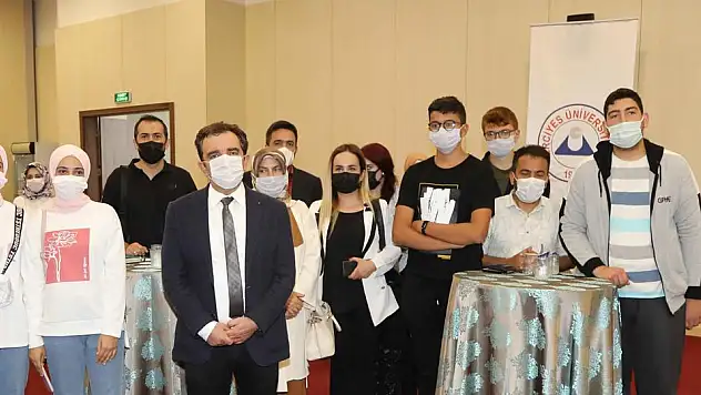 TURKOVAC AŞISI PROJE LİDERİ ÖZDARENDELİ, ERÜ'DE ADAY ÖĞRENCİLER İLE BULUŞTU