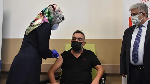 TURKOVAC AŞISININ İLK DOZU KAYSERİ ŞEHİR HASTANESİ'NDE UYGULANDI