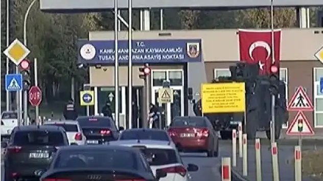 TUSAŞ NİZAMİYE KAPISINA ŞEHİTLER ANISINA TÜRK BAYRAĞI ASILDI