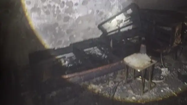 Üçlü prizden çıkan yangın evi küle çevirdi