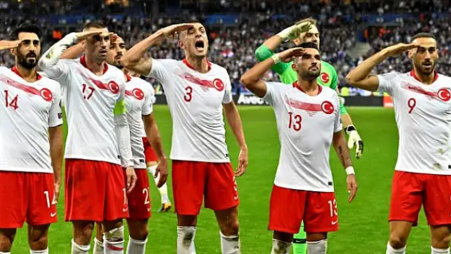 UEFA'DAN ASKER SELAMINA SORUŞTURMA