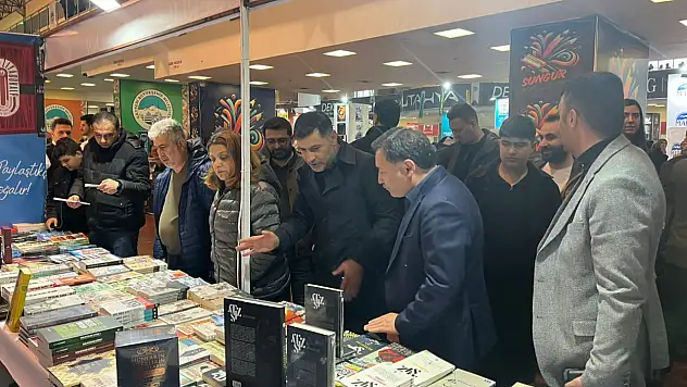 Ülkü Ocakları İl Başkanlığı, Kayseri Kitap Fuarı'nda yoğun ilginin merkezi oldu
