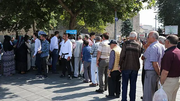 Ülkü Ocakları Kayseri İl Başkanlığı Cumhuriyet Meydanında Aşure İkramında Bulundu