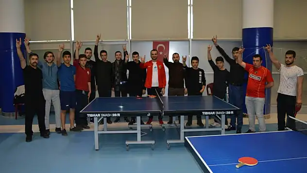 Ülkü Ocakları Kayseri İl Başkanlığı, İl Başkanı Volkan Çolak'ın da Katılımlarıyla Gençlere Ödüllü Masa Tenisi Turnuvası Düzenledi
